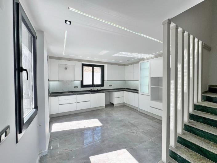 Image No.14-4 Bed Villa / Detached for sale