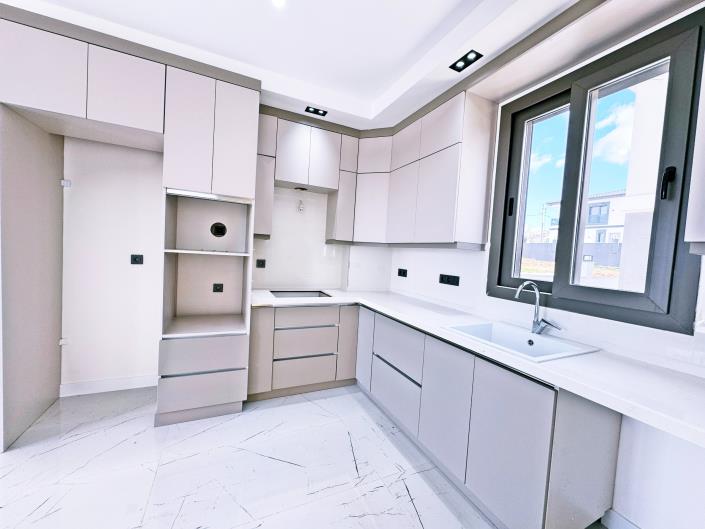 Image No.9-3 Bed Semi-Detached for sale