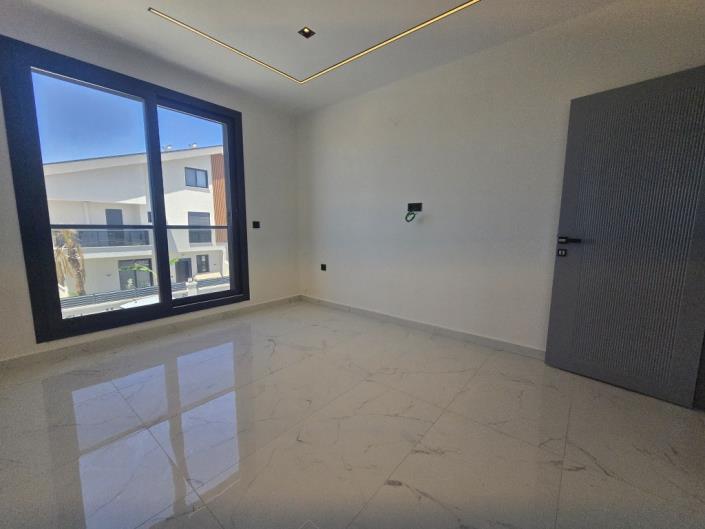 Image No.21-3 Bed Semi-Detached for sale