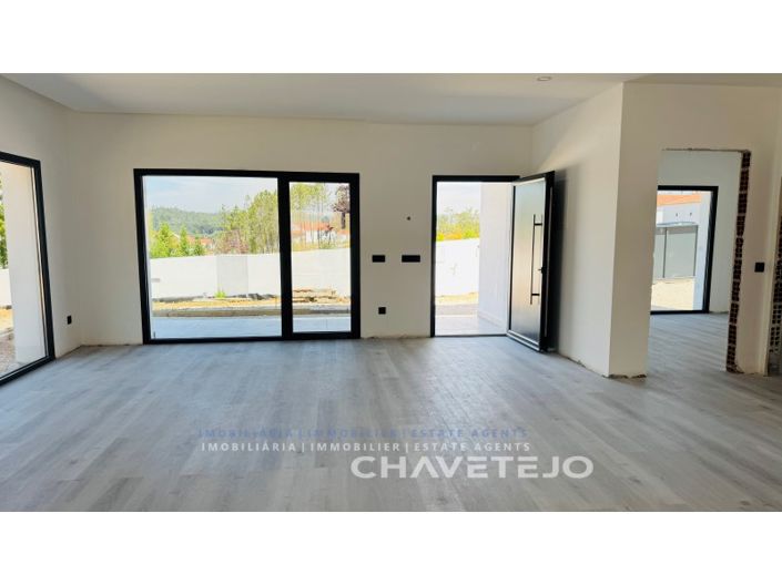 Image No.26-4 Bed House for sale
