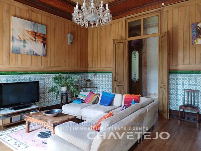 Image No.71-10 Bed Farmhouse for sale