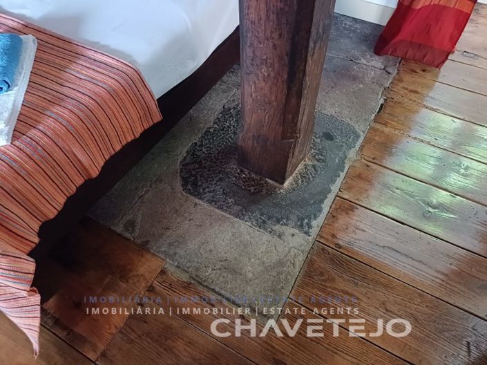 Image No.84-10 Bed Farmhouse for sale