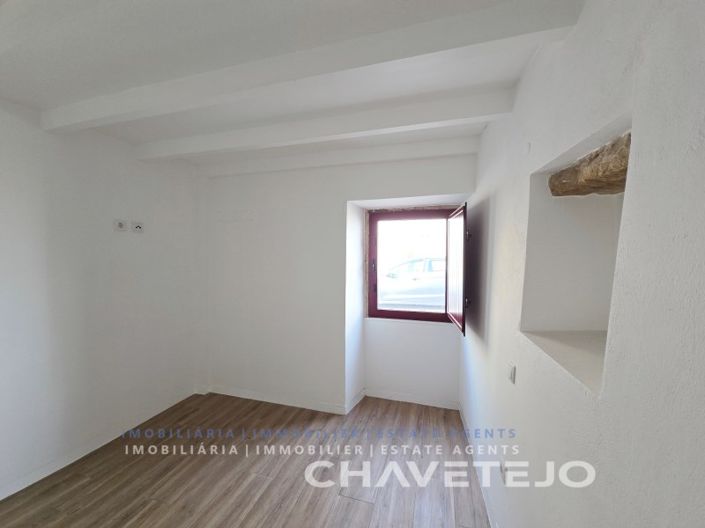 Image No.5-2 Bed House for sale