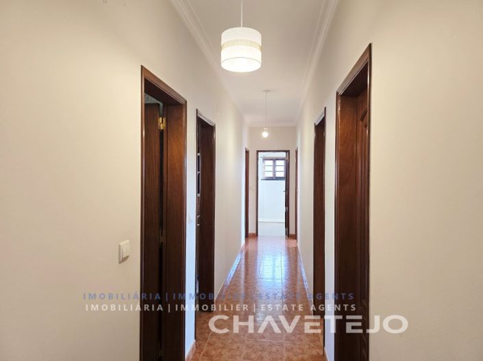 Image No.8-4 Bed House for sale