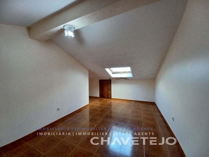 Image No.25-4 Bed House for sale