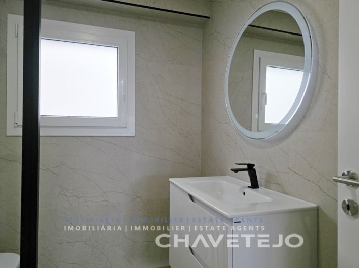 Image No.17-4 Bed House for sale