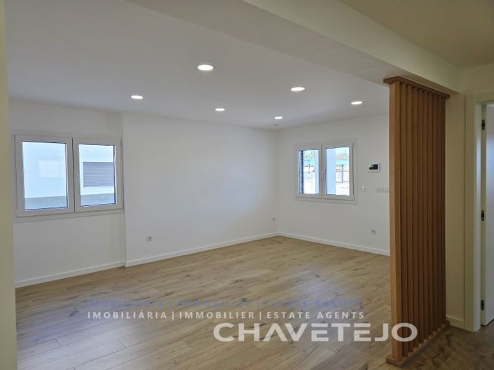 Image No.2-4 Bed House for sale