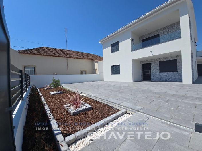 Image No.2-4 Bed House for sale