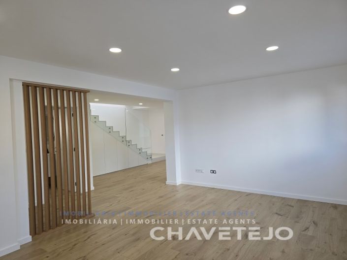 Image No.3-4 Bed House for sale