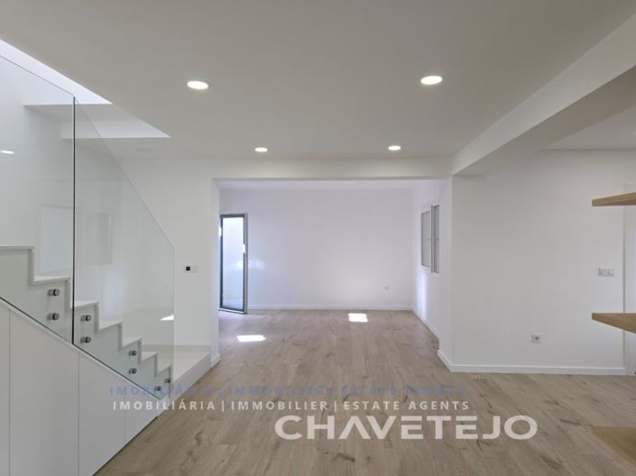 Image No.6-4 Bed House for sale