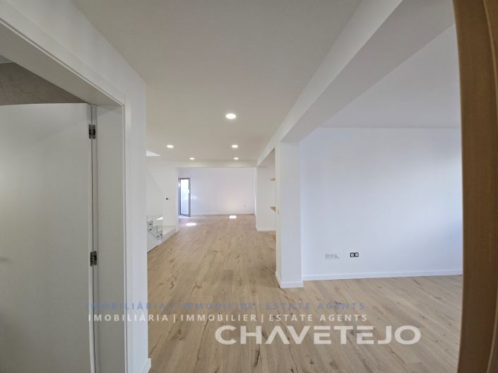 Image No.7-4 Bed House for sale