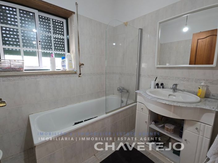 Image No.17-4 Bed House for sale