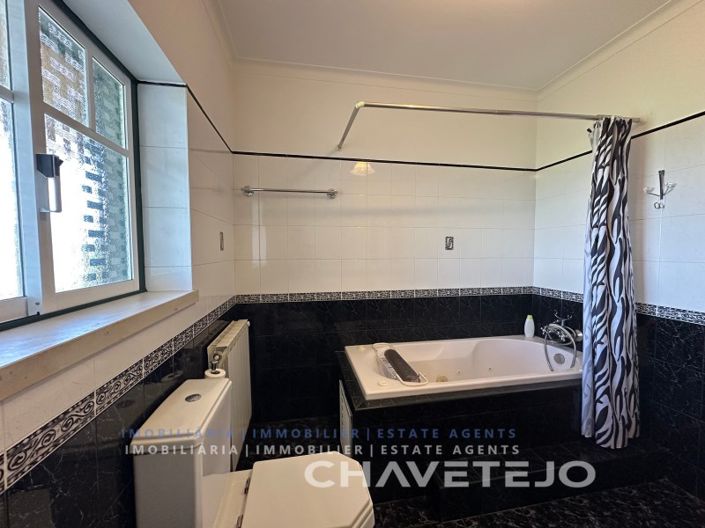 Image No.28-7 Bed House for sale
