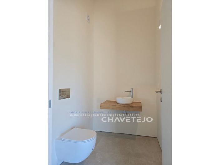 Image No.18-3 Bed House for sale