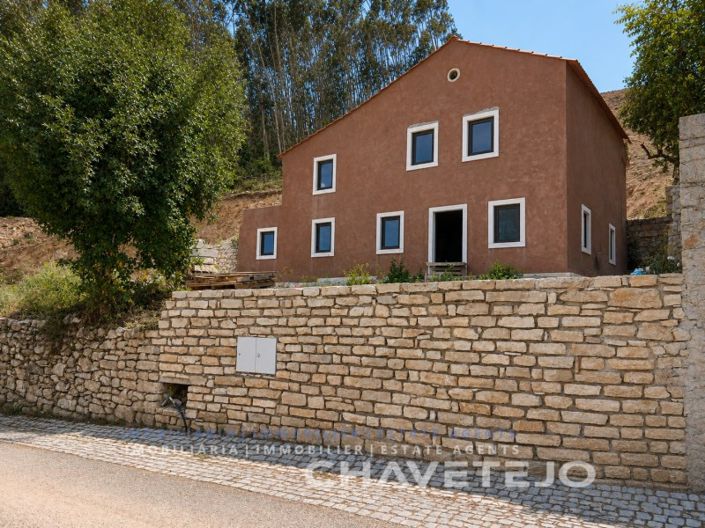 Partially renovated old stone house with 3 bedrooms in the area of Alvaiázere