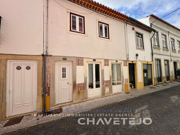 Building to recover in the historic centre of Tomar.