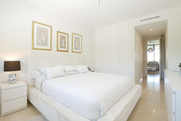 Image No.10-2 Bed Property for sale