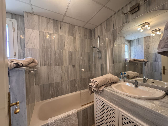 Image No.17-2 Bed Property for sale