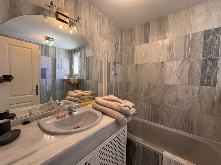 Image No.25-2 Bed Property for sale