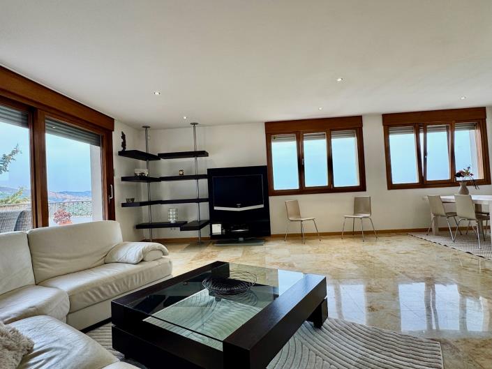 Image No.42-3 Bed Property for sale