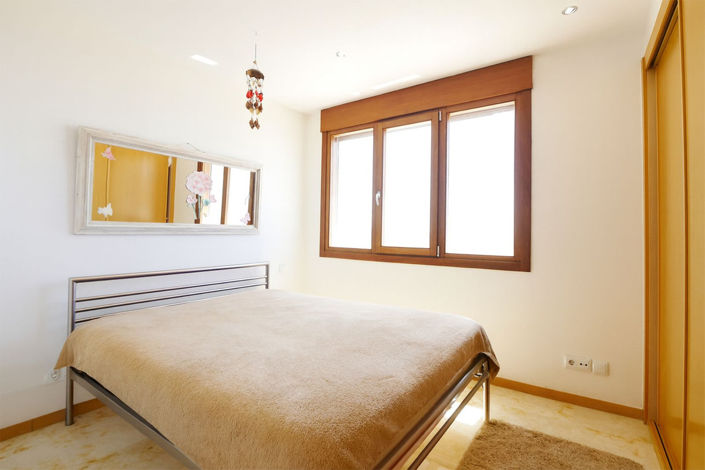 Image No.12-3 Bed Property for sale