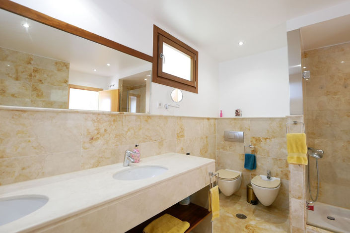 Image No.18-3 Bed Property for sale