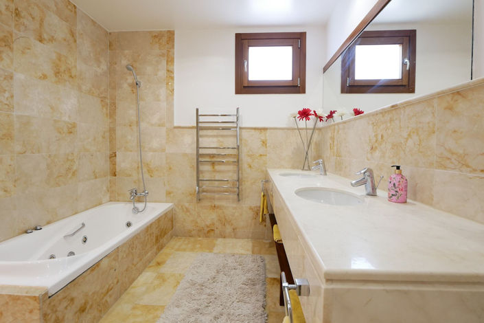 Image No.5-3 Bed Property for sale