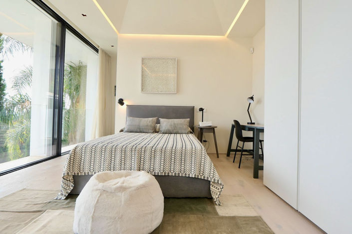 Image No.28-6 Bed Property for sale