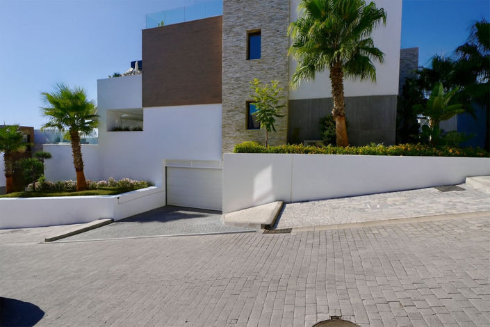 Image No.12-3 Bed Property for sale