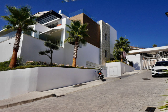 Image No.17-3 Bed Property for sale