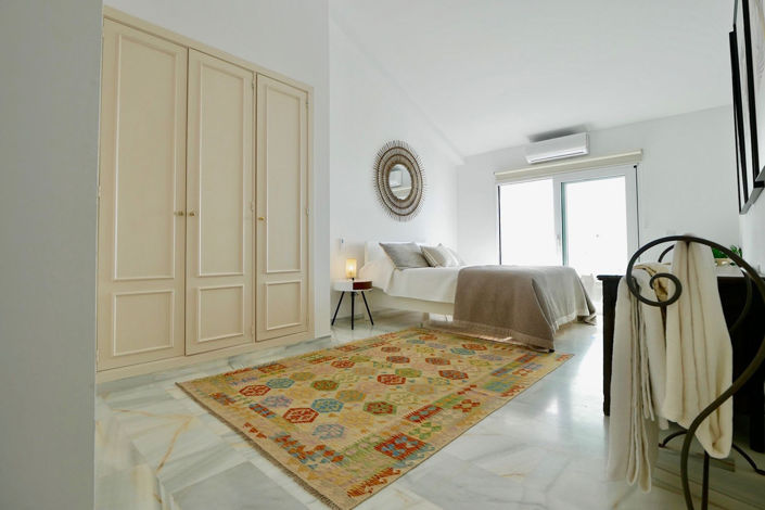 Image No.10-3 Bed Property for sale