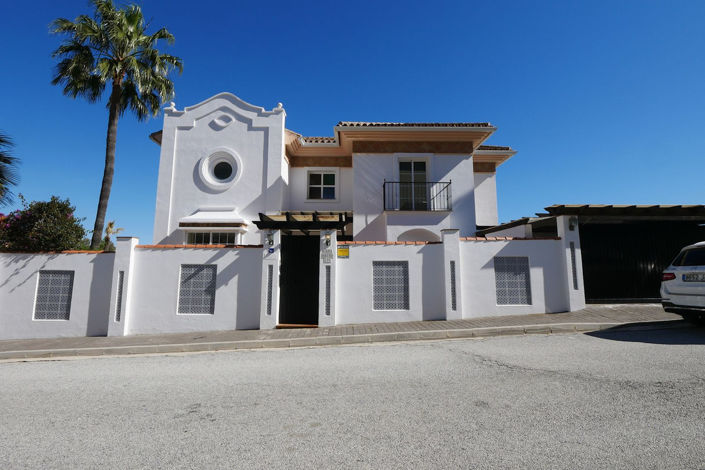 Image No.1-6 Bed Property for sale