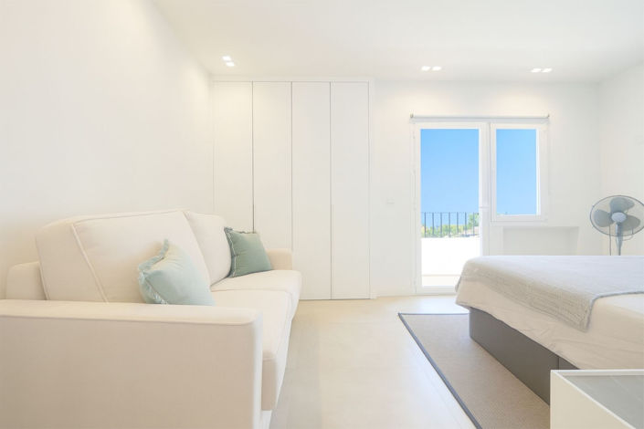 Image No.74-3 Bed Property for sale