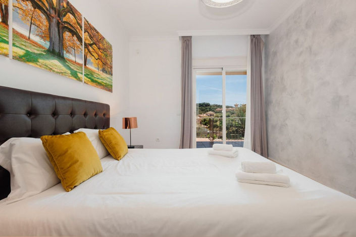 Image No.15-2 Bed Property for sale