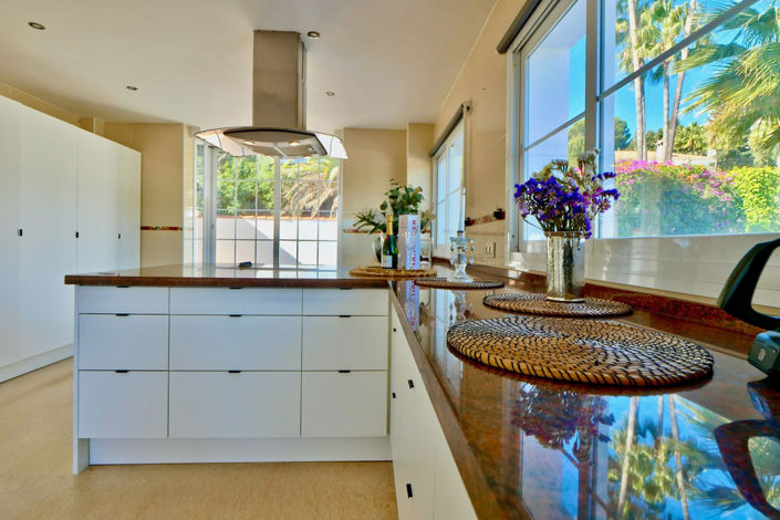 Image No.10-6 Bed Property for sale