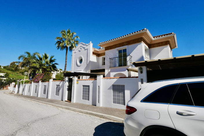 Image No.100-6 Bed Property for sale