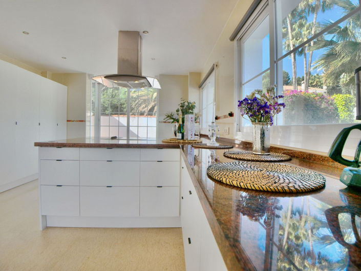 Image No.103-6 Bed Property for sale