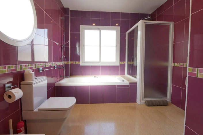 Image No.17-6 Bed Property for sale