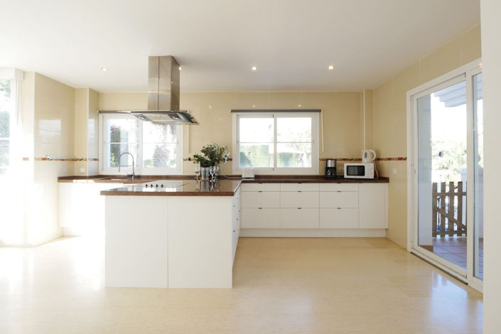 Image No.28-6 Bed Property for sale