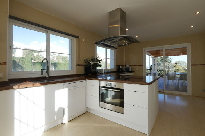 Image No.67-6 Bed Property for sale