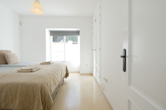 Image No.71-6 Bed Property for sale