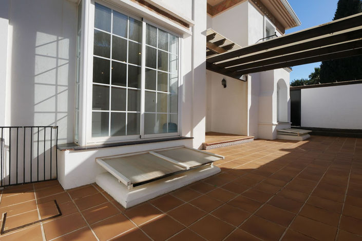 Image No.72-6 Bed Property for sale