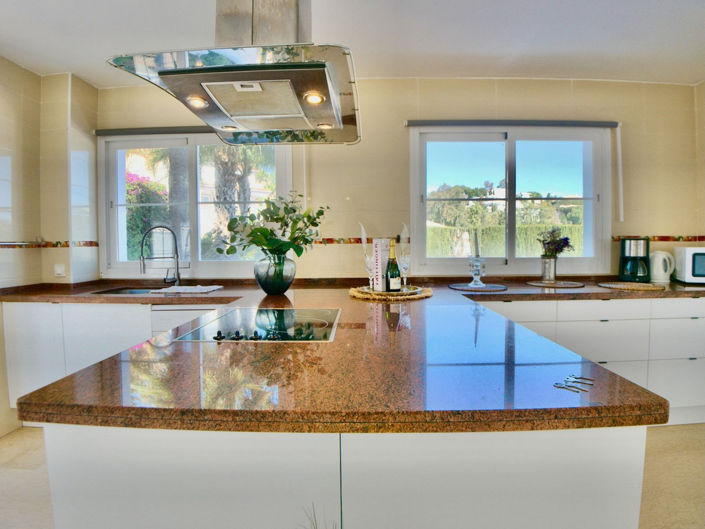 Image No.8-6 Bed Property for sale