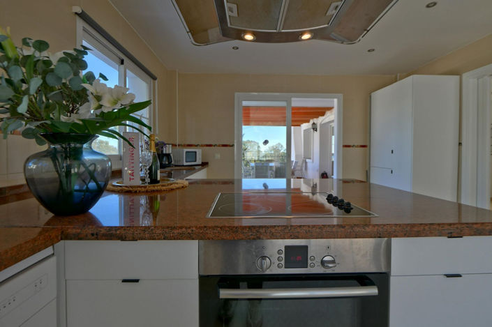 Image No.86-6 Bed Property for sale