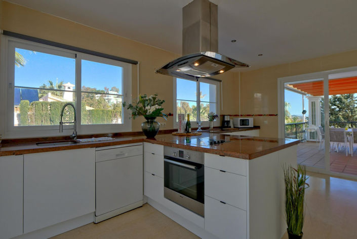 Image No.87-6 Bed Property for sale