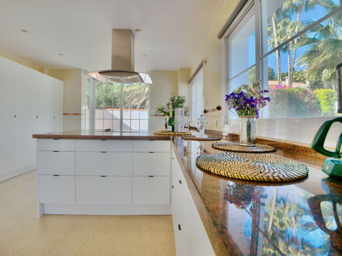 Image No.98-6 Bed Property for sale