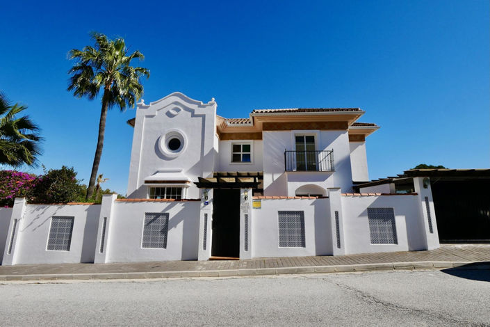 Image No.99-6 Bed Property for sale