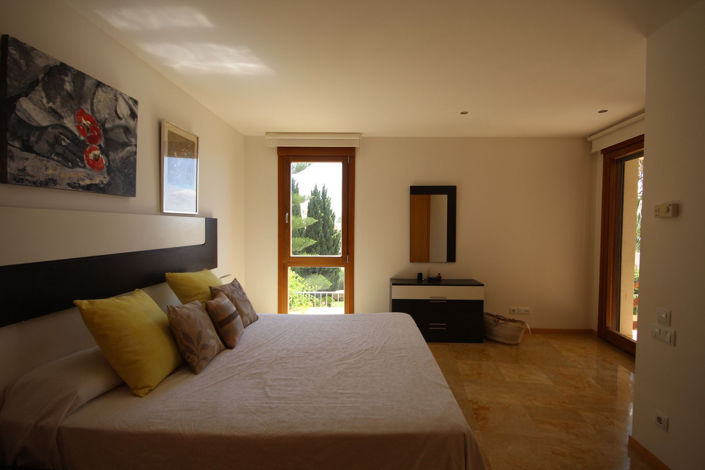 Image No.17-3 Bed Property for sale