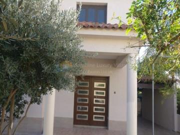 Maison / Villa de 4 chambres à vendre à Aradippou