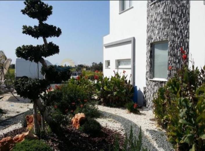 Image No.2-Maison / Villa de 4 chambres à vendre à Dromolaxia